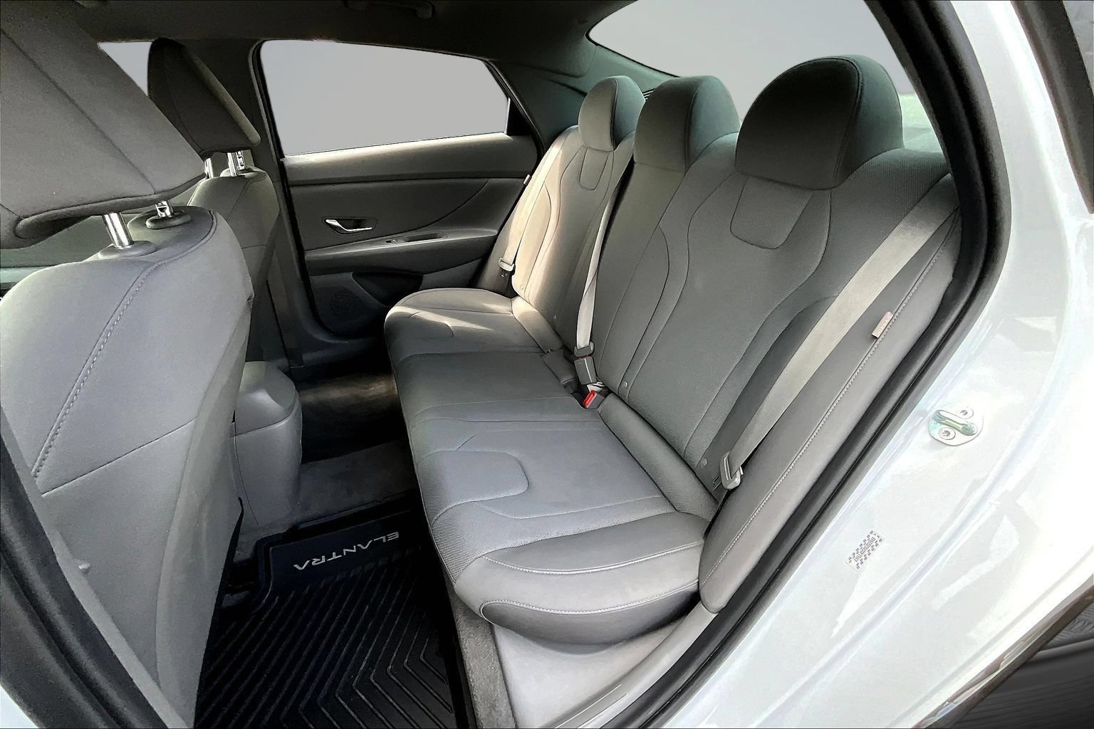 Used 2025 Hyundai Elantra SE FWD image 19