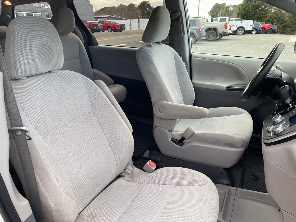 Used 2020 Toyota Sienna L image 23