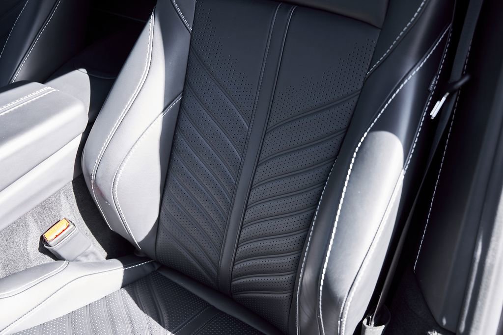 Used 2023 Aston Martin V12 Vantage RWD image 42