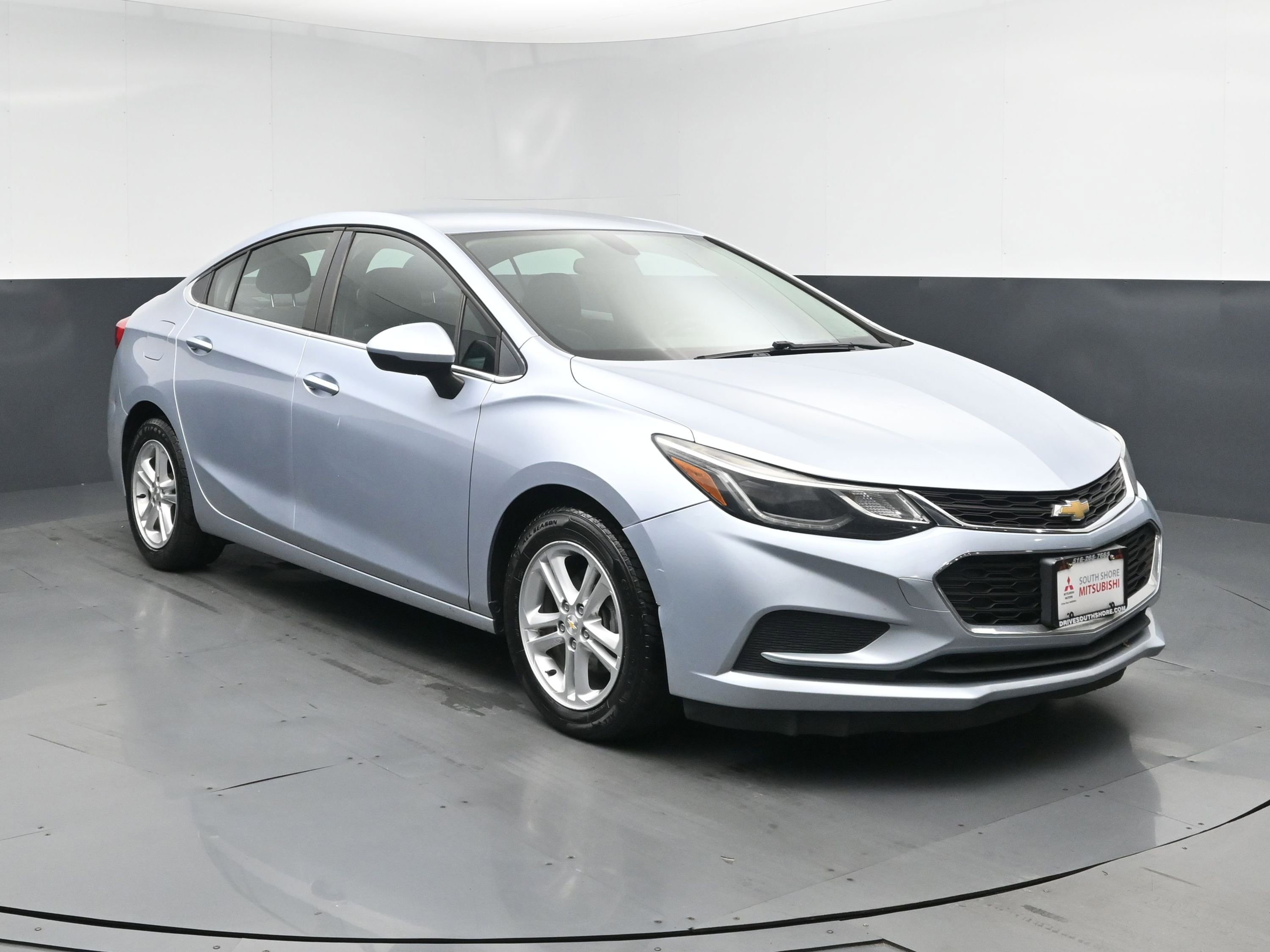 Used 2017 Chevrolet Cruze LT image 2