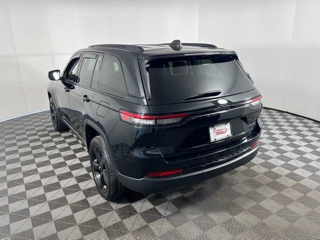 Used 2024 Jeep Grand Cherokee Limited w/ Black Appearance Package image 5