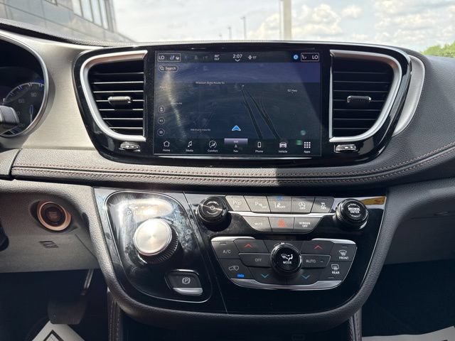 Used 2025 Chrysler Pacifica Pinnacle w/ Trailer Tow Group AWD/4WD image 17