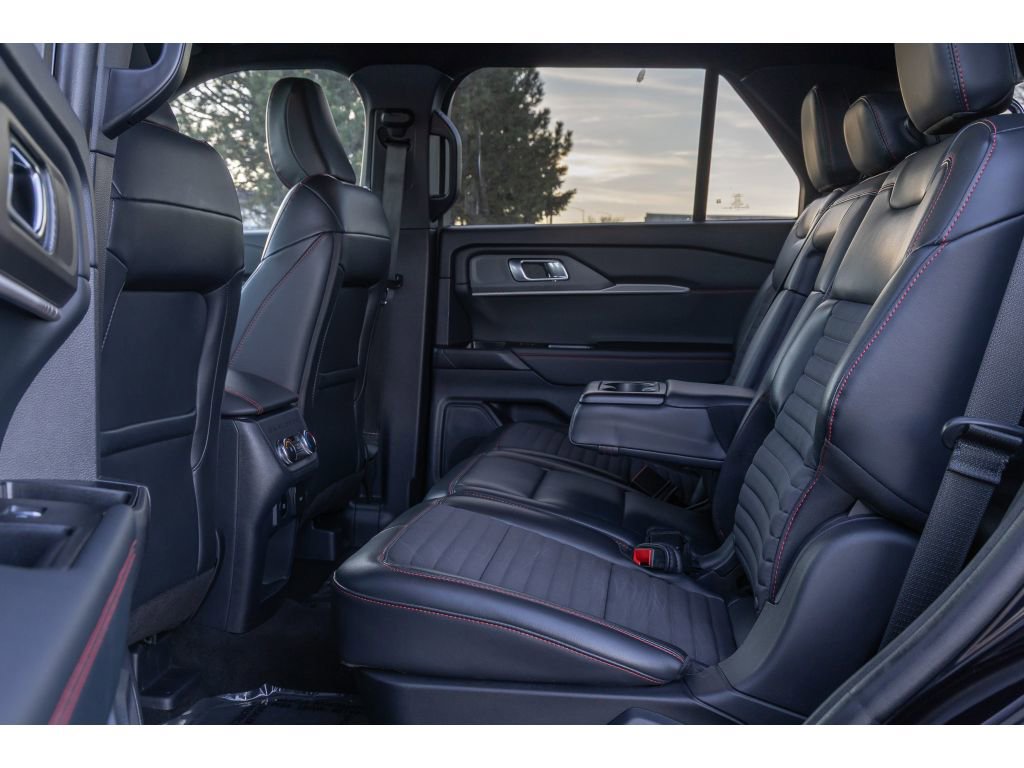 Used 2025 Ford Explorer ST-Line w/ ST-Line Street Pack image 13