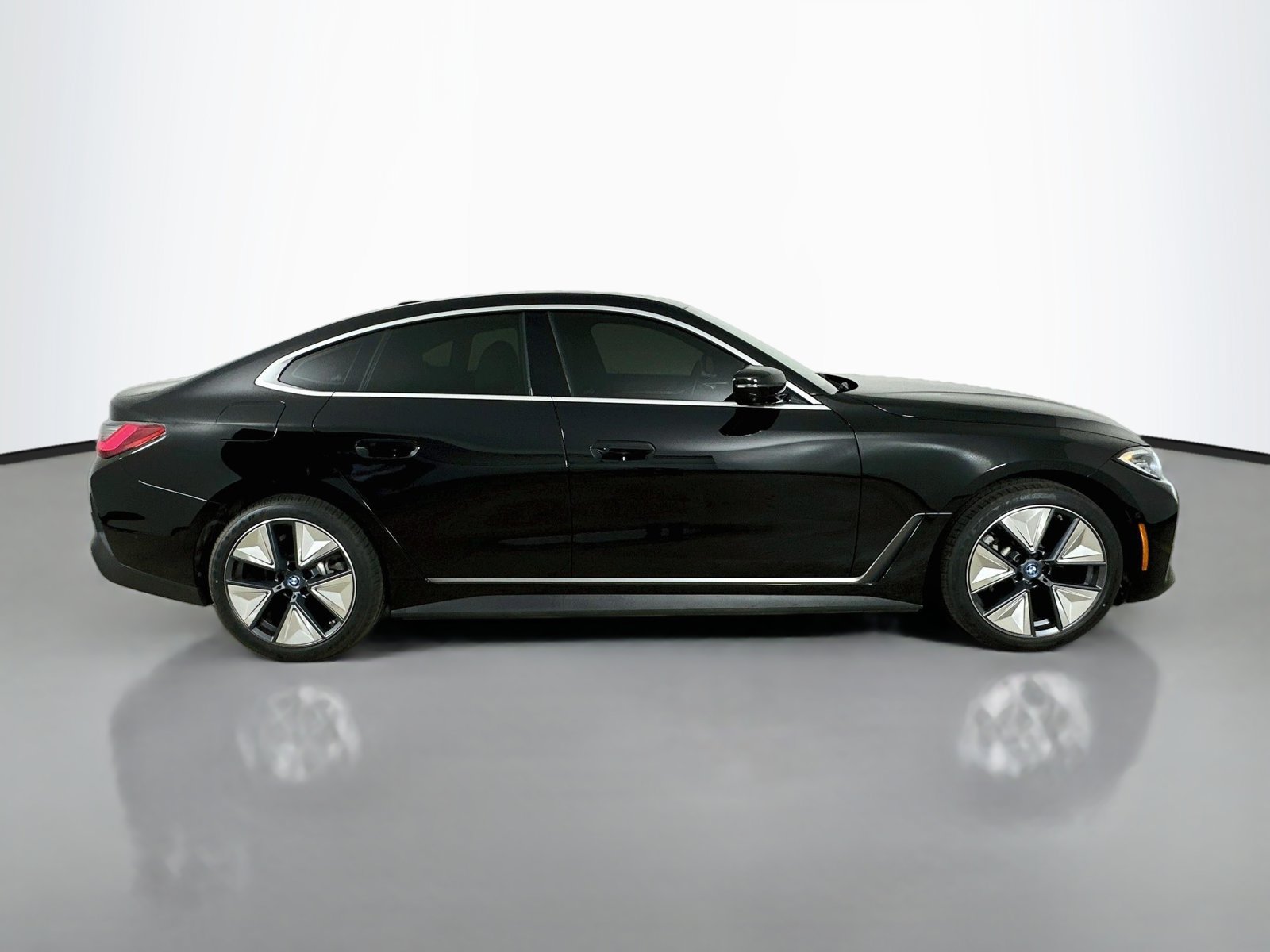 Used 2024 BMW i4 eDrive35 w/ Premium Package RWD image 4