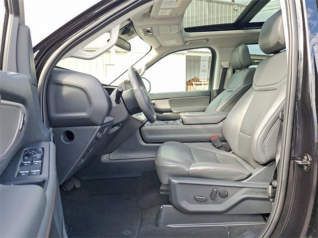 Used 2025 Ford Expedition Active image 13