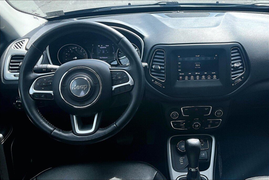 Used 2020 Jeep Compass Latitude w/ Cold Weather Group AWD/4WD image 7