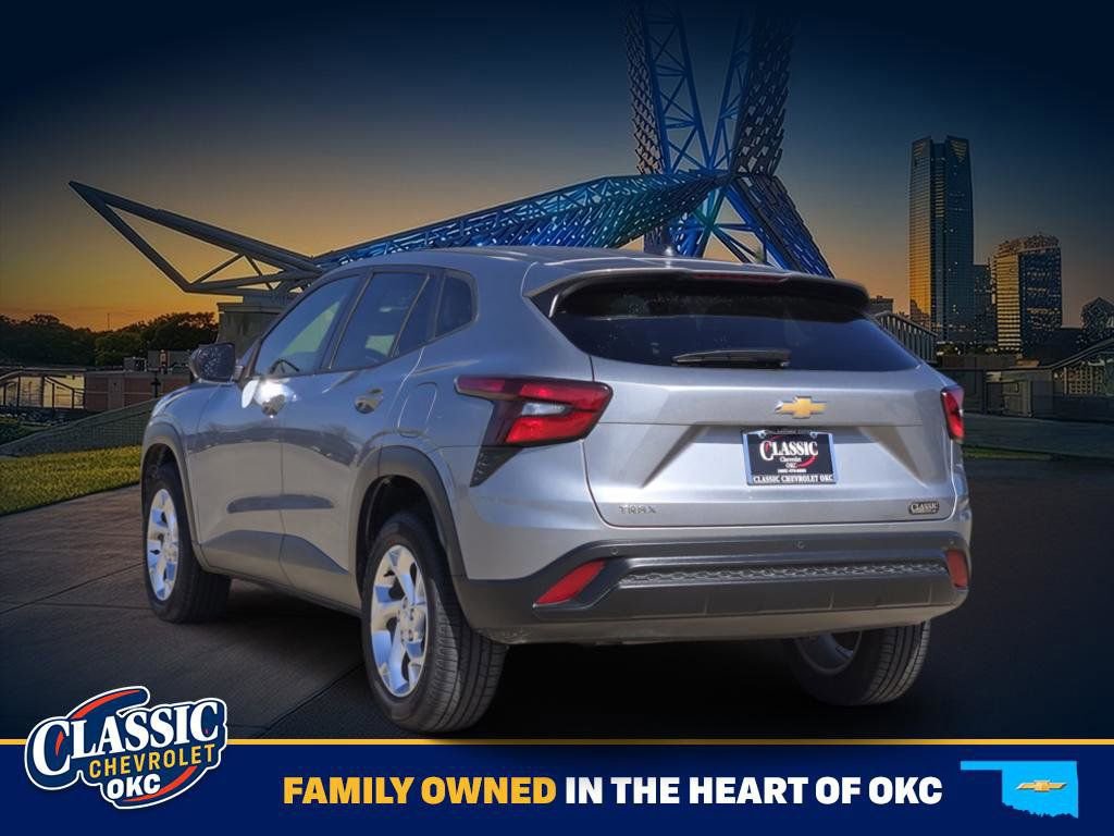 Used 2025 Chevrolet Trax LS w/ LS Convenience Package image 5