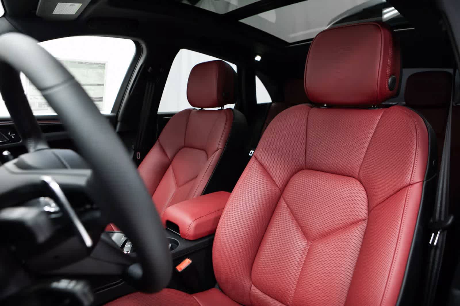 Certified 2026 Porsche Macan AWD/4WD image 5