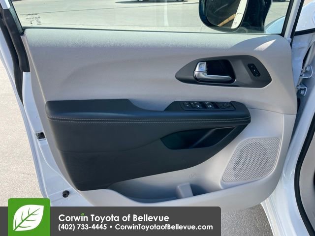 Used 2024 Chrysler Pacifica Touring-L image 16