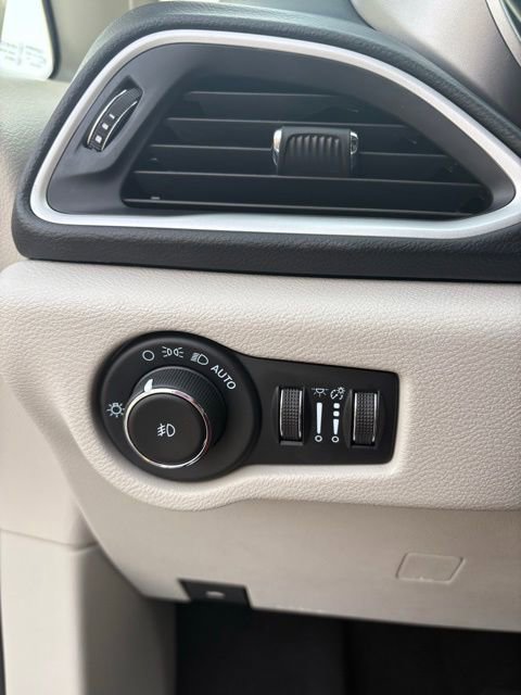 Used 2022 Chrysler Pacifica Touring-L image 19