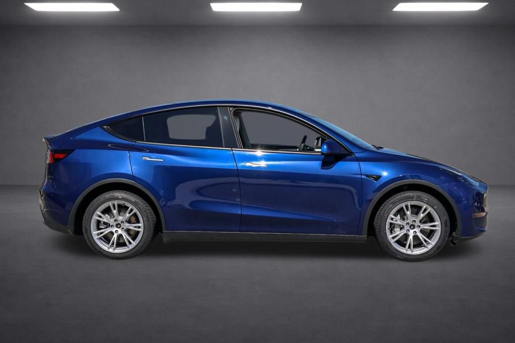Used 2024 Tesla Model Y Long Range AWD/4WD image 3