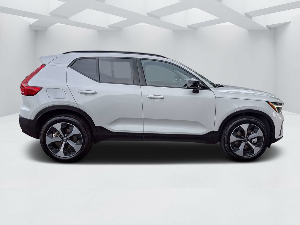 Certified 2026 Volvo XC40 B5 Plus AWD/4WD image 2