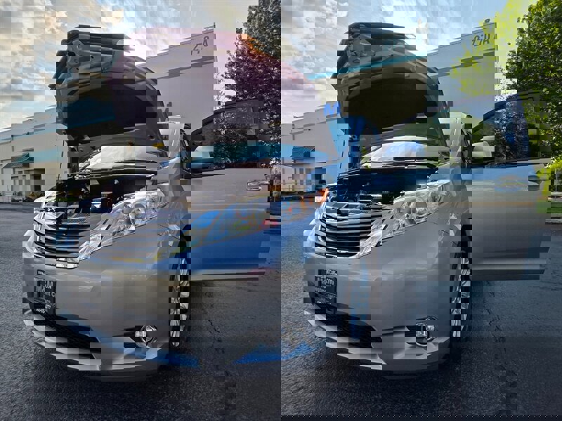 Used 2014 Toyota Sienna XLE image 25