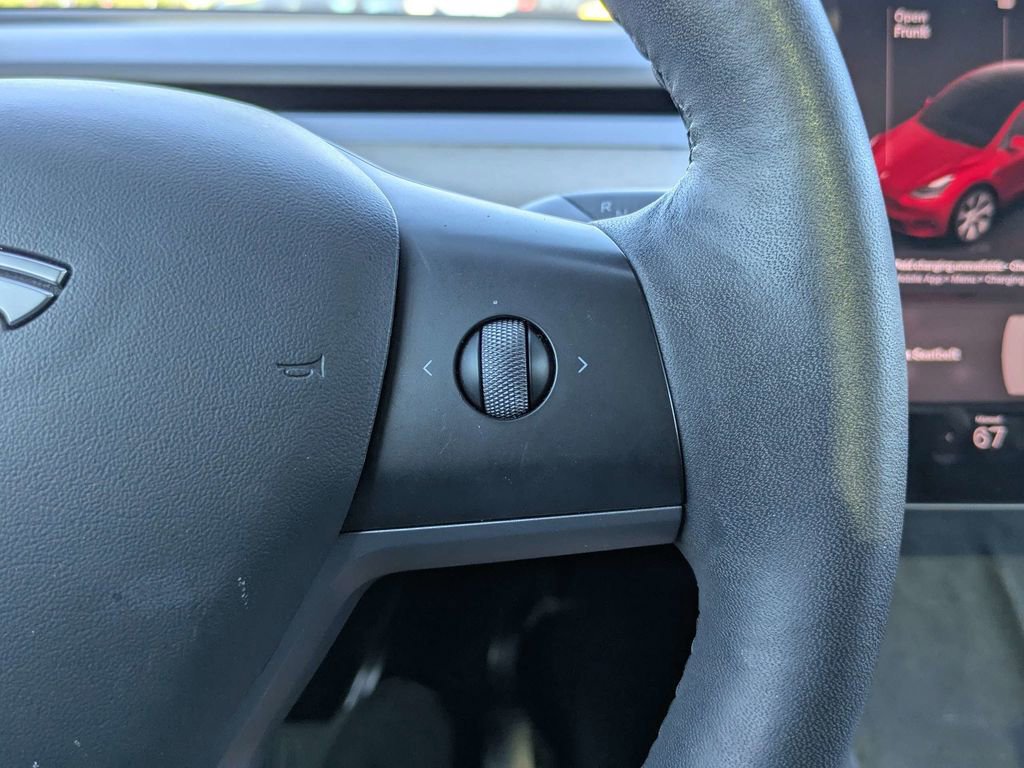 Used 2022 Tesla Model Y Long Range AWD/4WD image 27