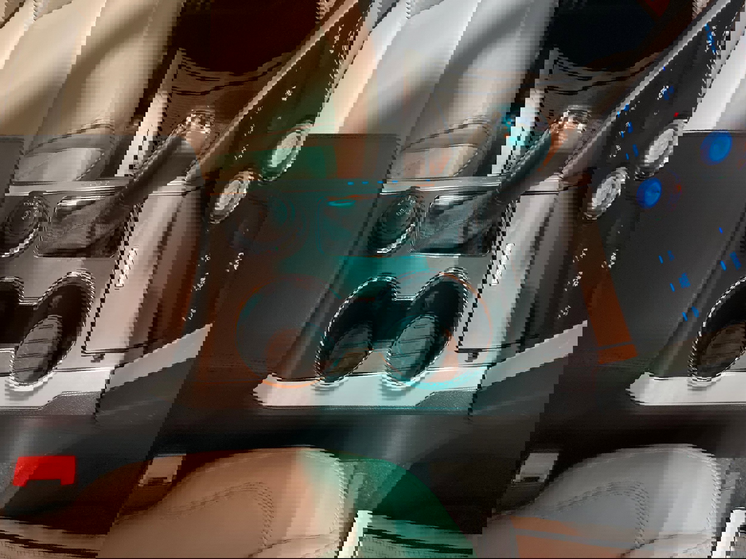 Used 2015 Ford Explorer XLT w/ Equipment Group 202B image 5