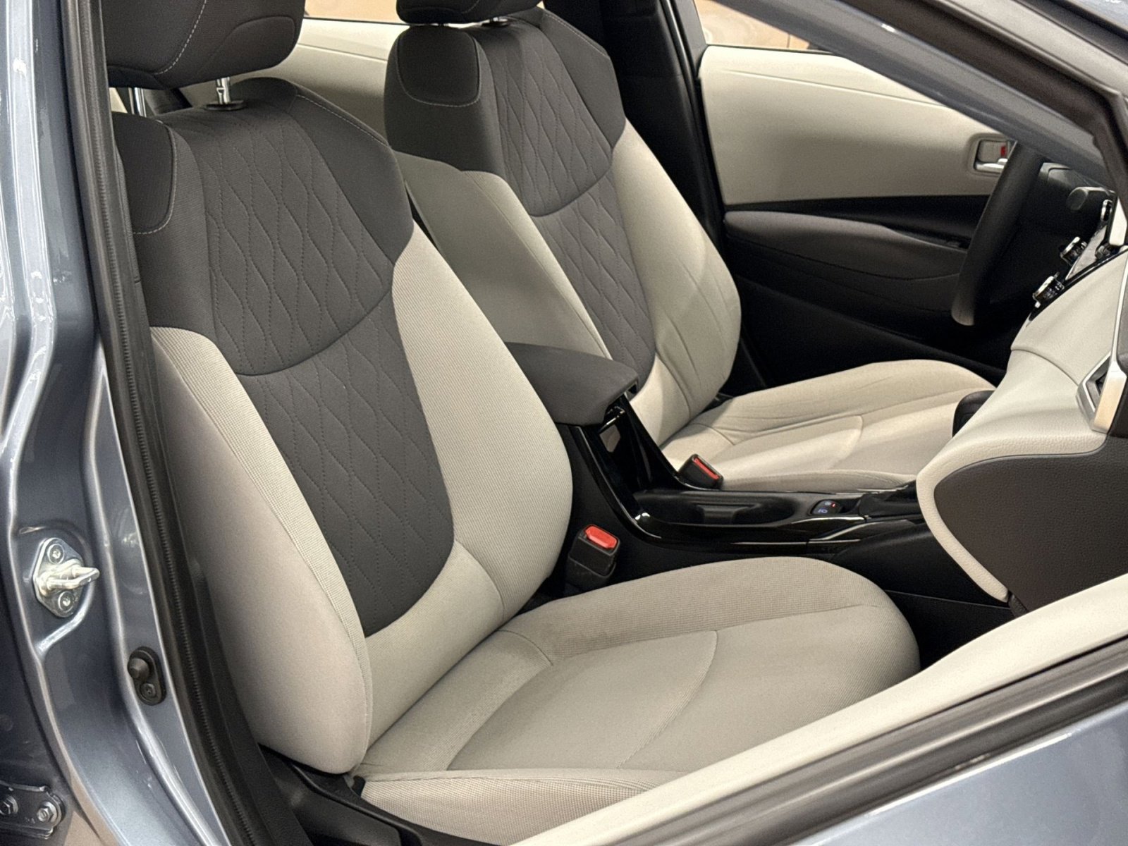Used 2021 Toyota Corolla LE w/ LE Convenience Package FWD image 30