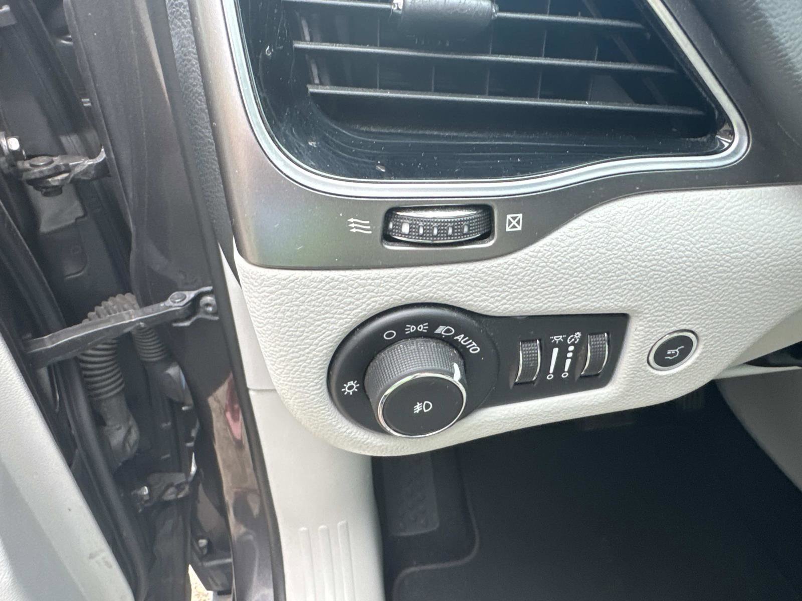 Used 2019 Jeep Cherokee Limited image 20