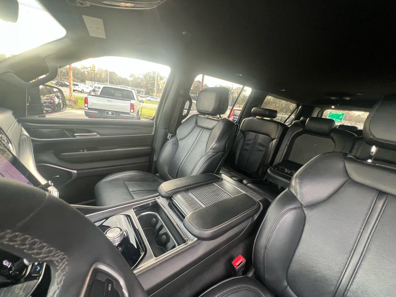 Used 2024 Jeep Wagoneer L Series II image 30