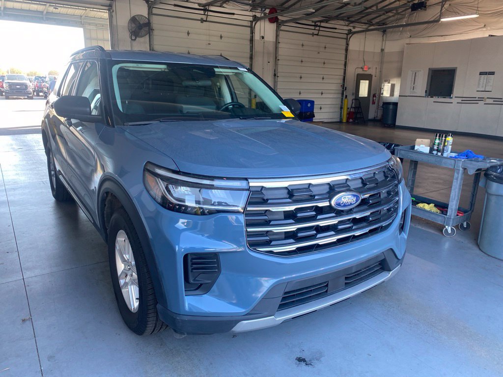 Used 2025 Ford Explorer Active AWD/4WD image 1