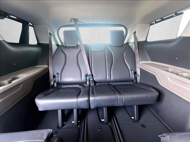 Used 2025 Kia Carnival EX FWD image 30