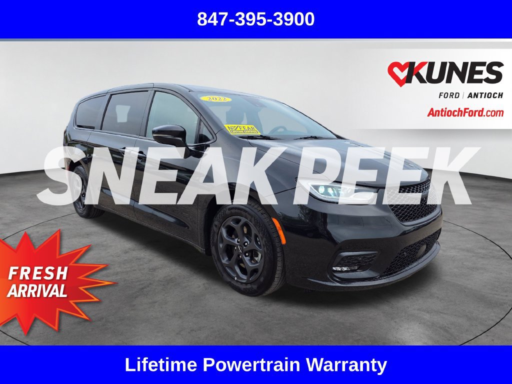 Used 2022 Chrysler Pacifica Touring-L w/ Uconnect Theater Family Group