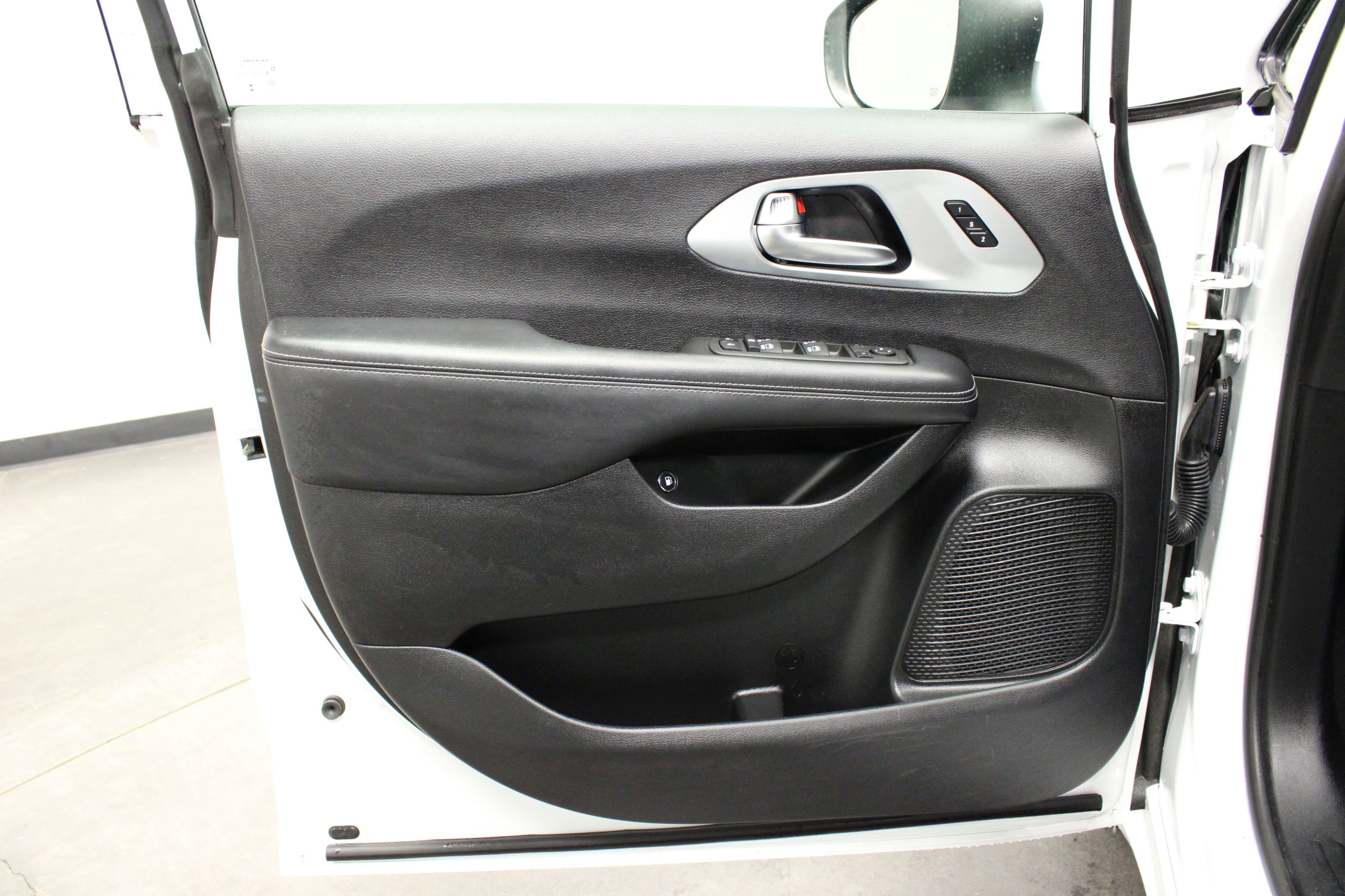 Used 2023 Chrysler Pacifica Touring-L w/ Uconnect Theater Family Group image 19