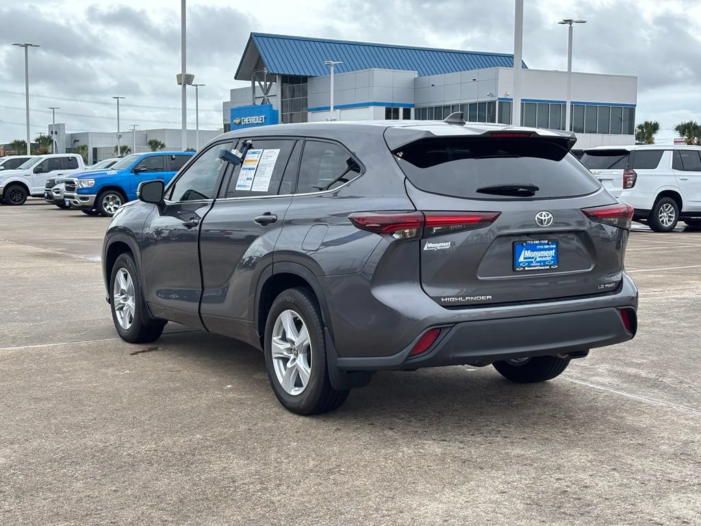 Used 2024 Toyota Highlander LE AWD/4WD image 17