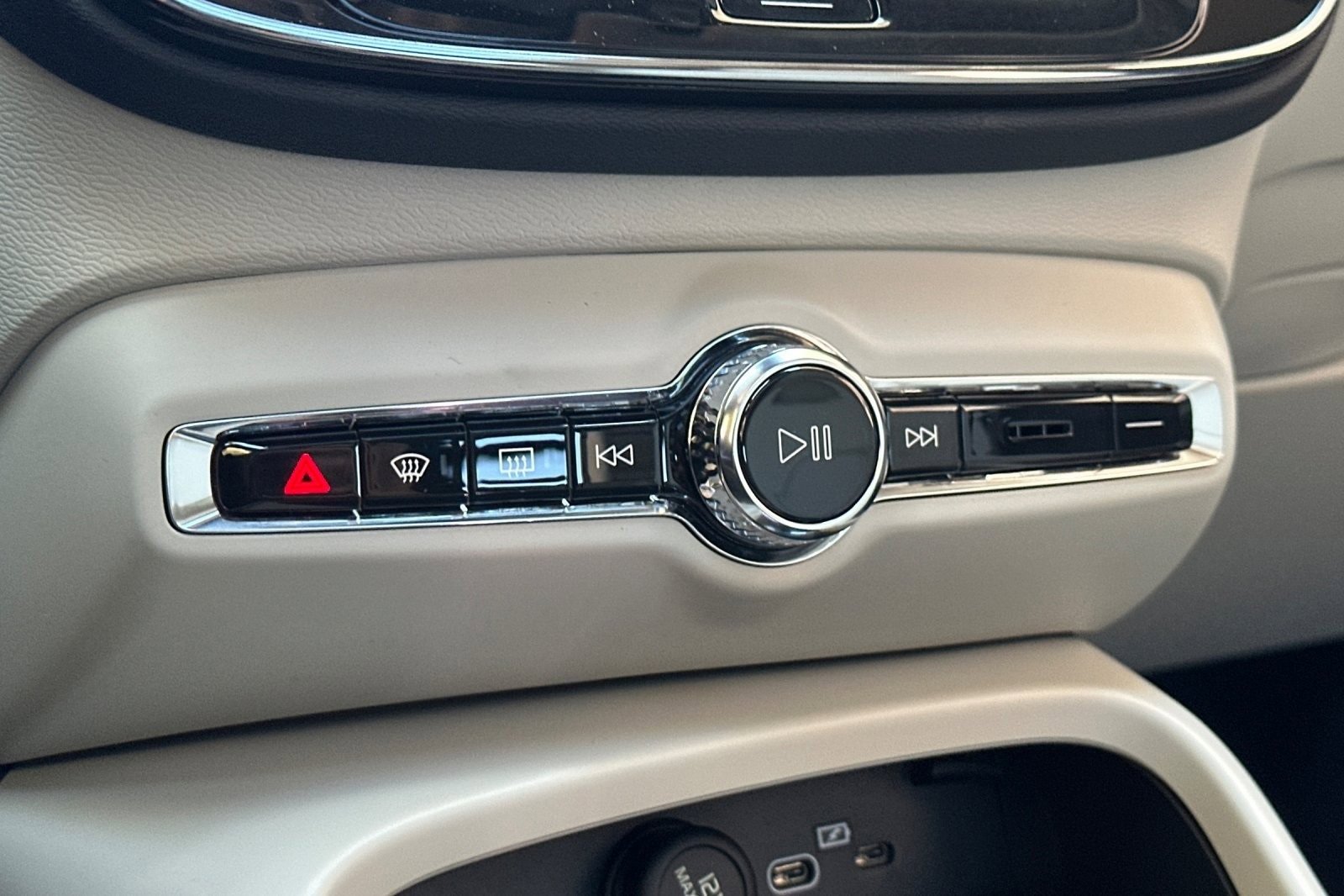 New 2026 Volvo XC40 B5 Plus w/ Protection Package Premier image 22