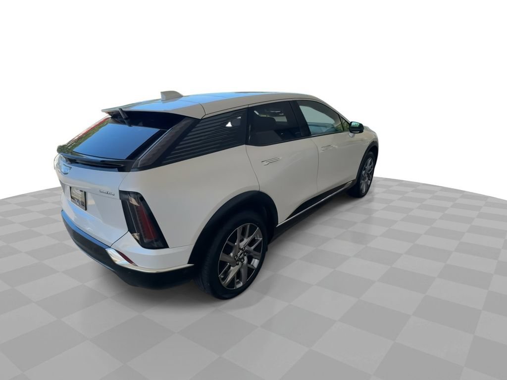 Certified 2025 Cadillac Optiq Luxury 2 w/ LPO, Floor Liner Package AWD/4WD image 8