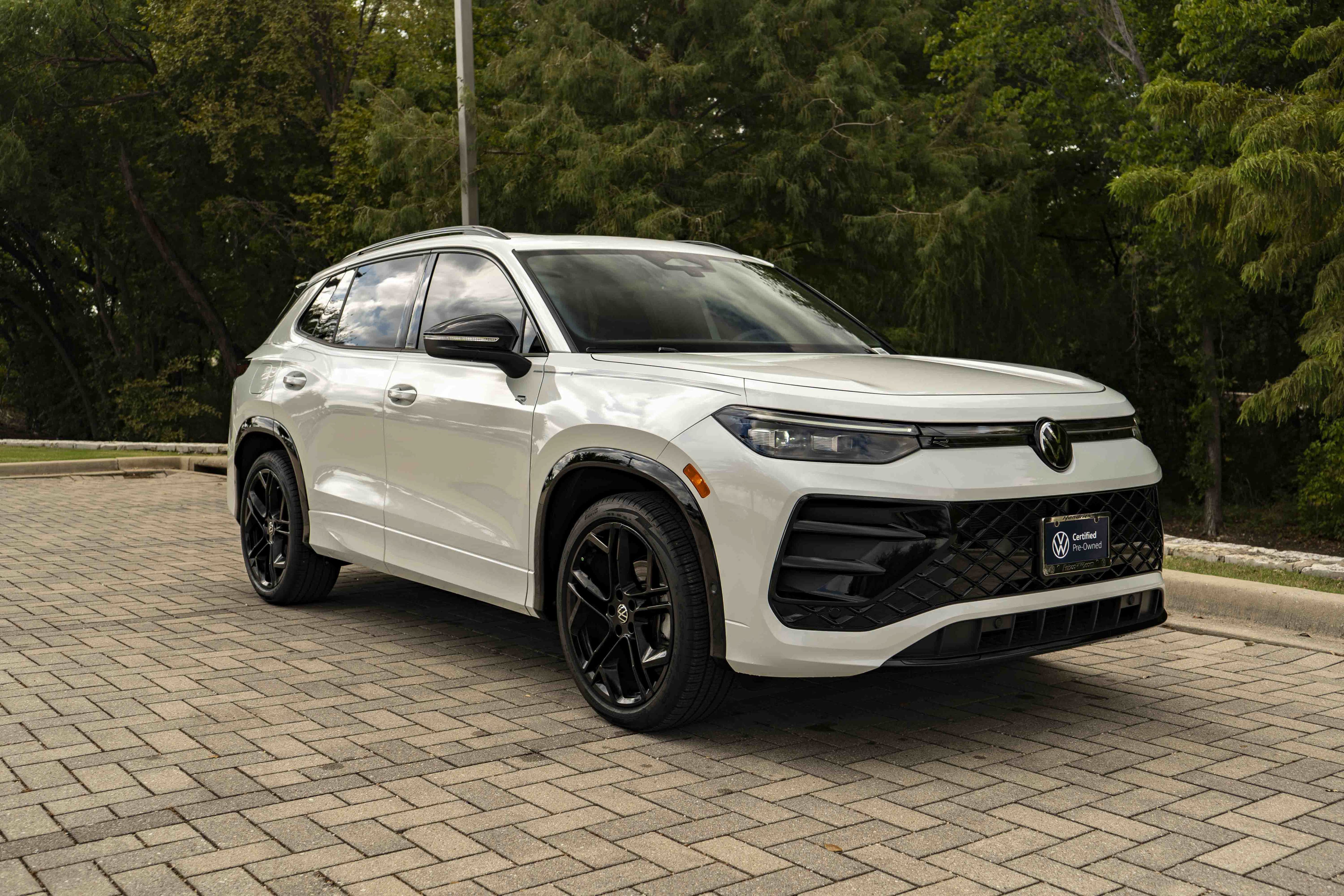 Certified 2026 Volkswagen Tiguan SE R-Line FWD image 2