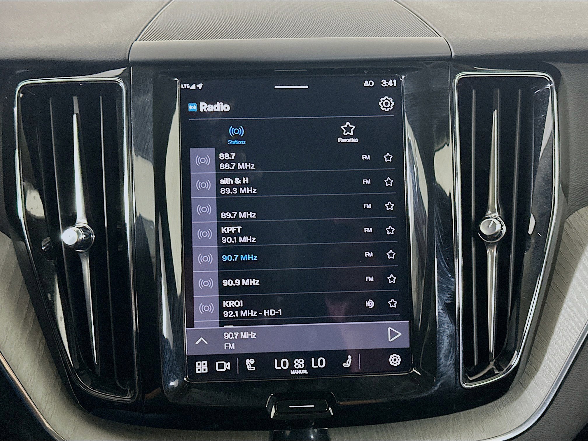 Used 2025 Volvo XC60 B5 Plus w/ Climate Package image 21