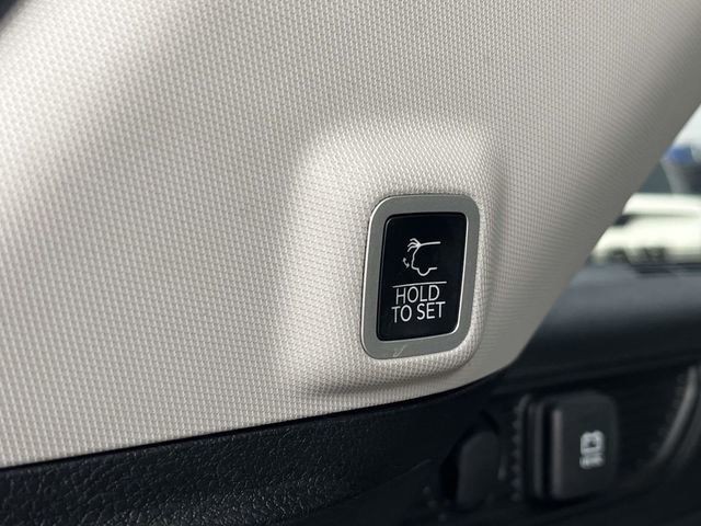 Used 2023 Jeep Grand Cherokee Limited w/ Black Appearance Package image 21