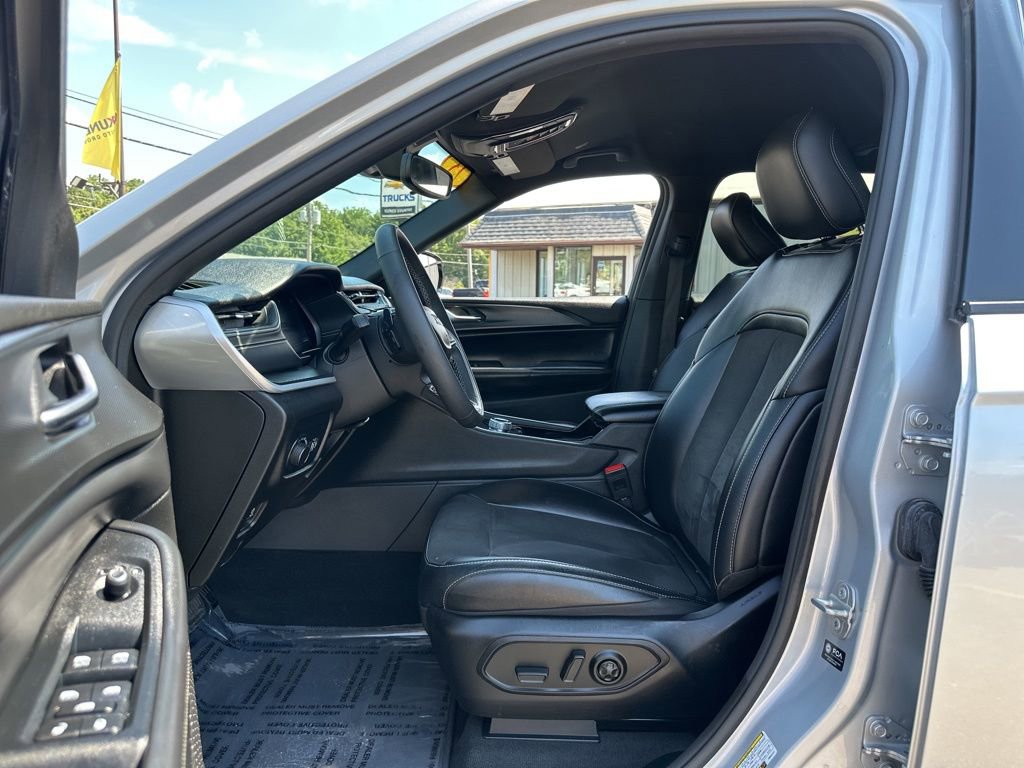 Used 2023 Jeep Grand Cherokee L Laredo image 8