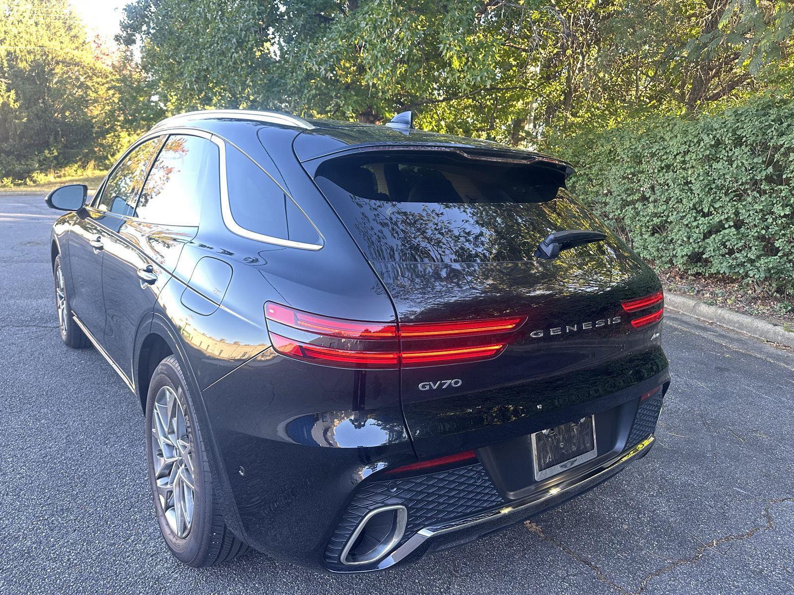 Used 2022 Genesis GV70 2.5T w/ Advanced Package AWD/4WD image 3