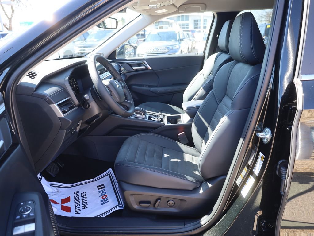 New 2025 Mitsubishi Outlander SE image 23
