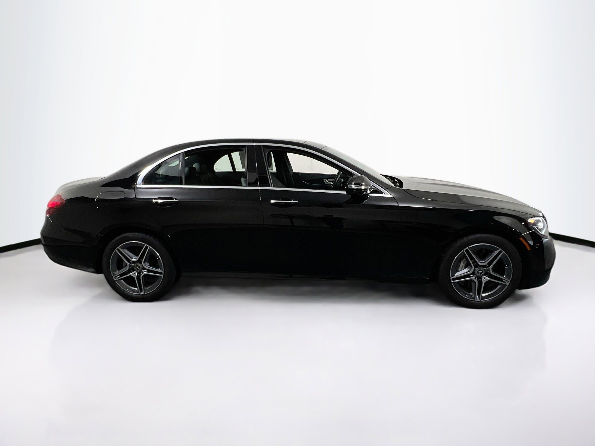 Used 2023 Mercedes-Benz E 350 4MATIC image 4