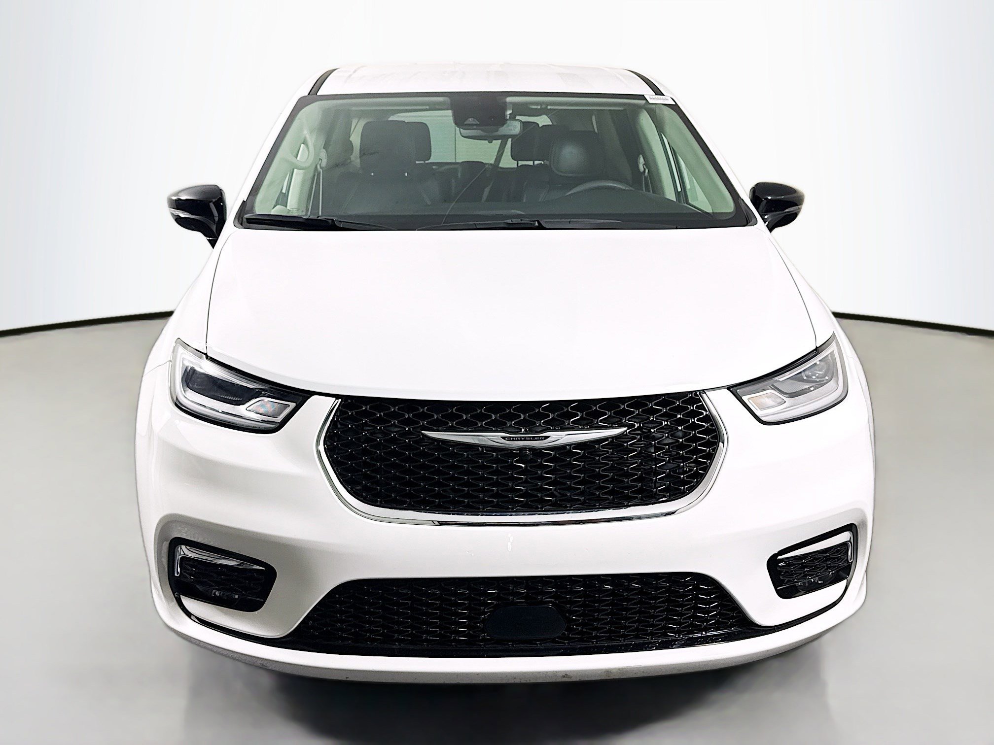Used 2024 Chrysler Pacifica Touring-L FWD image 2