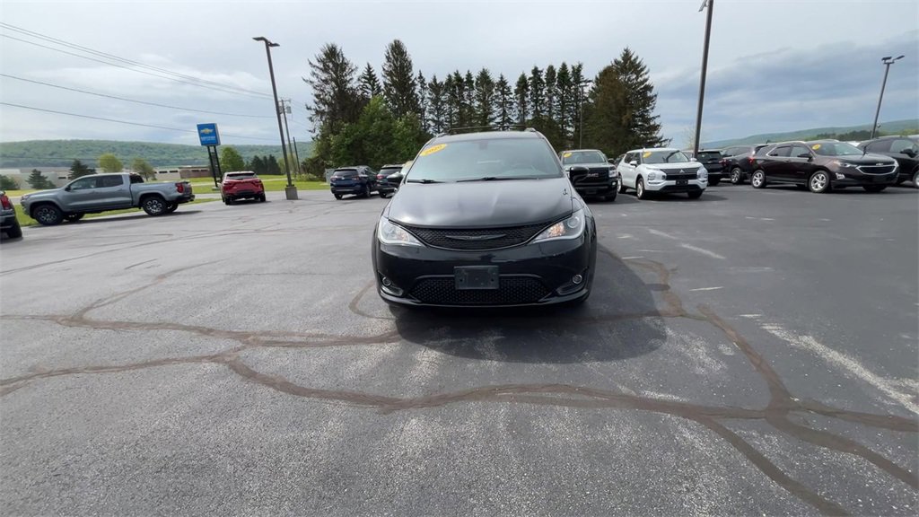 Used 2020 Chrysler Pacifica Touring-L image 3