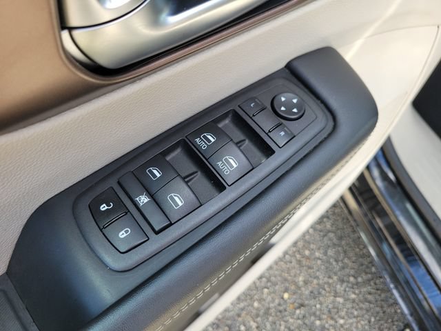 Used 2023 Chrysler Voyager LX FWD image 17