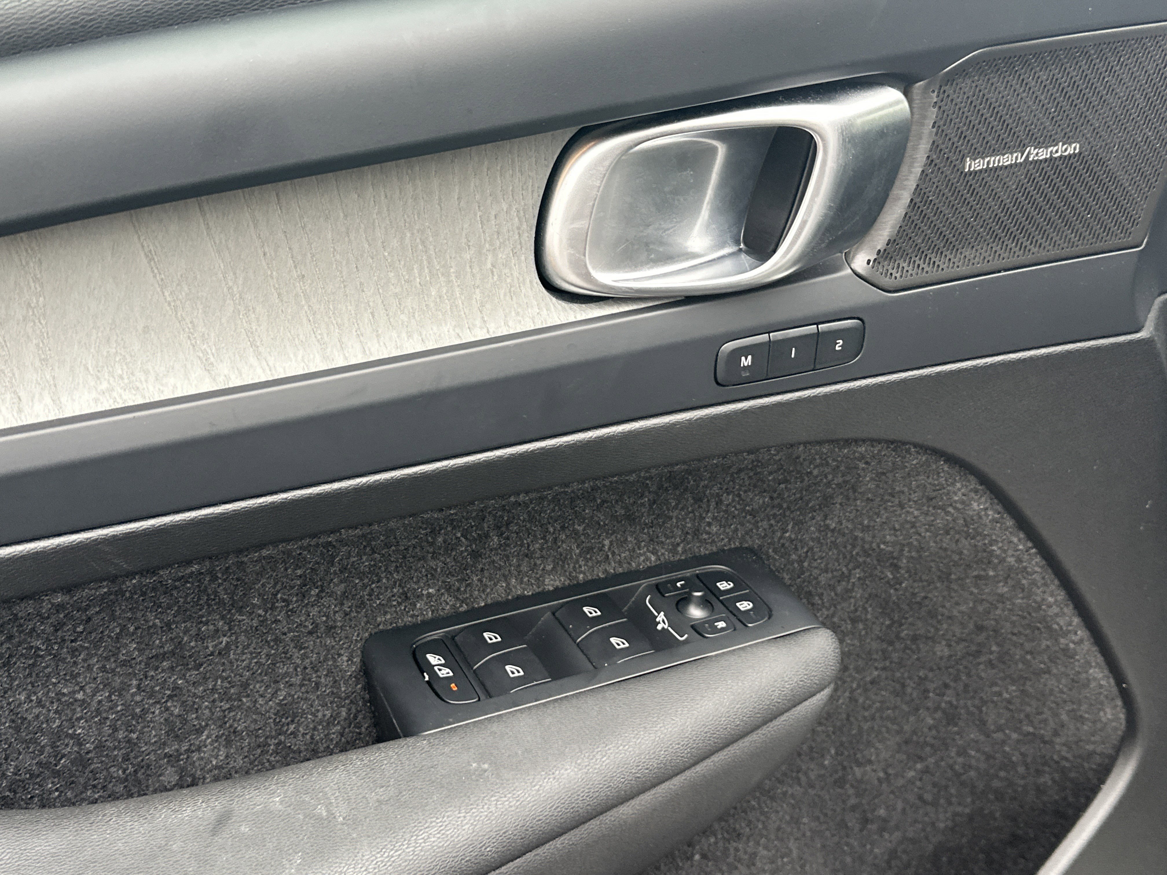 Used 2025 Volvo XC40 B5 Ultra image 12