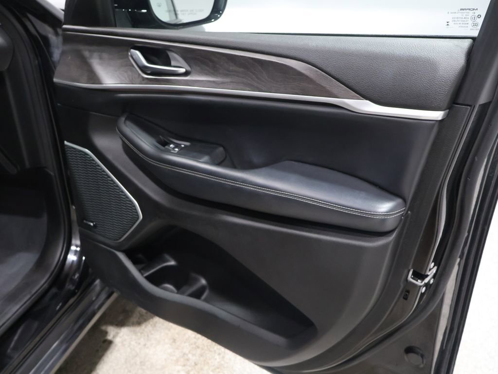 Used 2023 Jeep Grand Cherokee L Limited w/ Luxury Tech Group II image 27