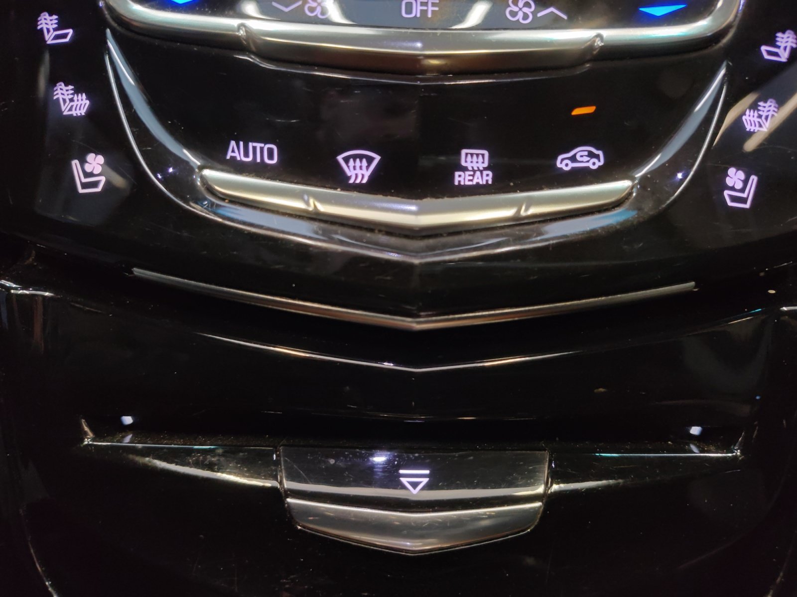 Used 2018 Cadillac Escalade Luxury w/ LPO, Radiant Package RWD image 39