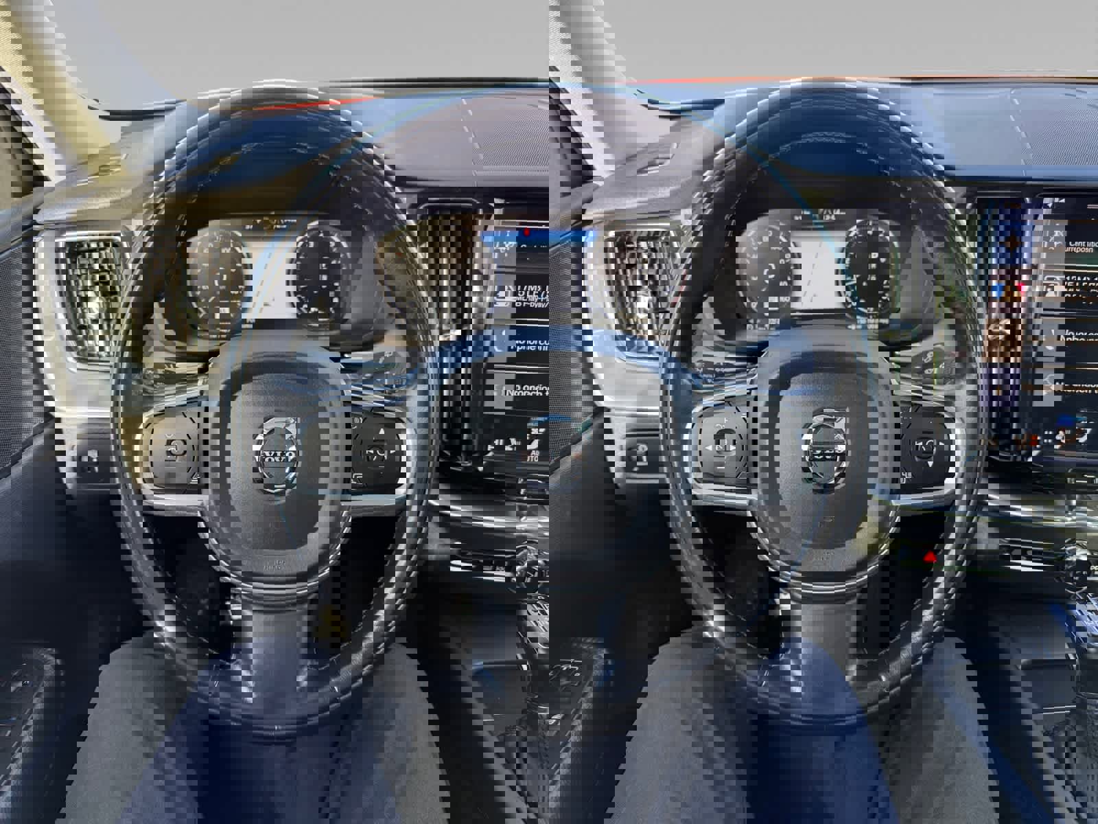 Used 2018 Volvo XC60 T5 Momentum w/ Vision Package image 12