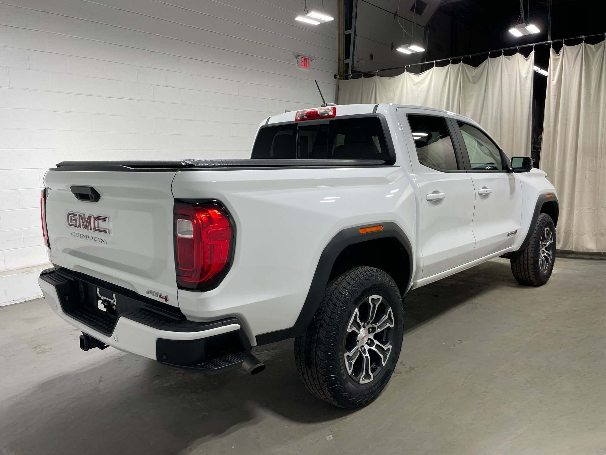 Used 2023 GMC Canyon AT4 w/ AT4 Premium Package AWD/4WD image 4