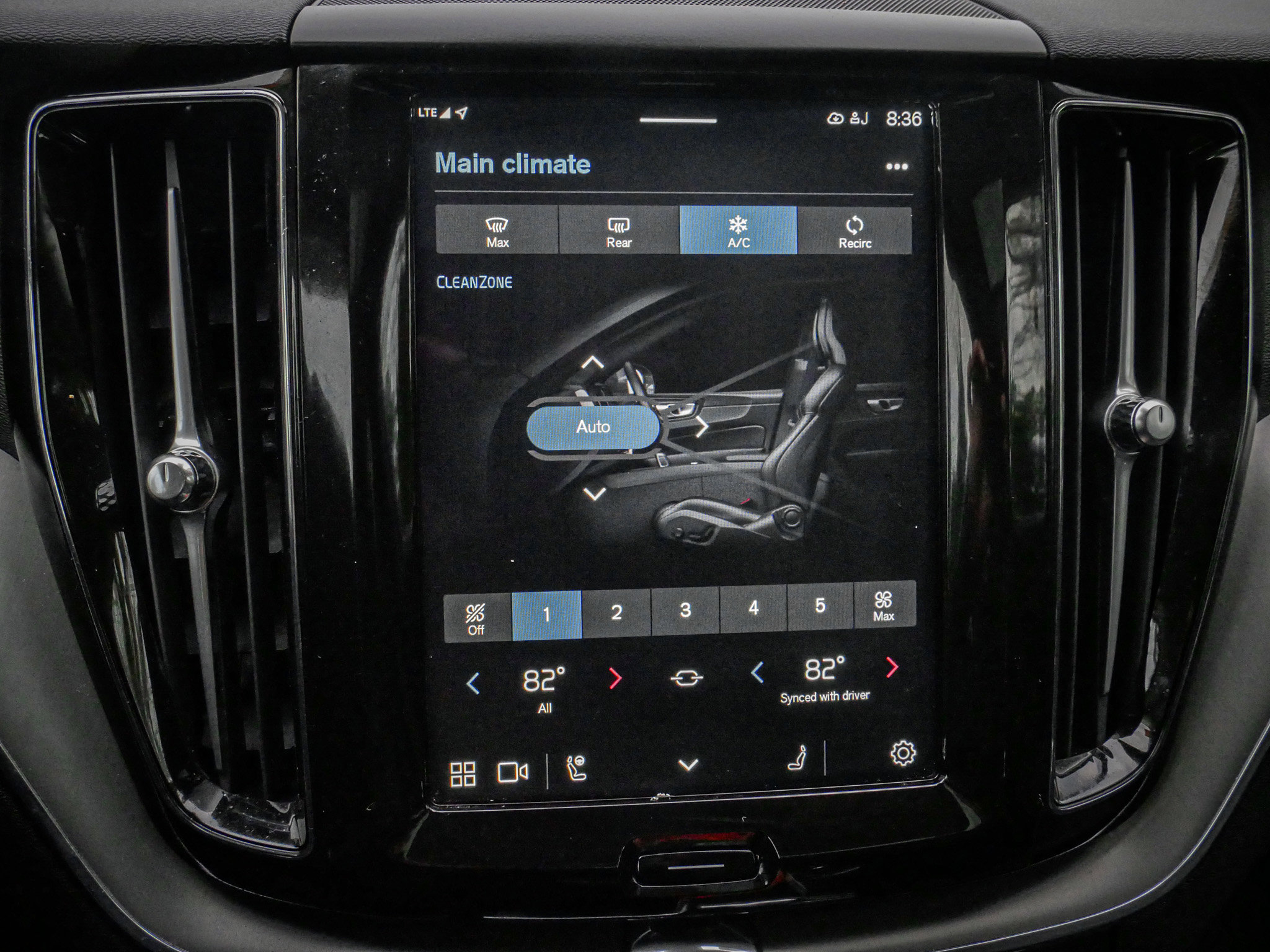 Used 2024 Volvo XC60 B5 Core image 23