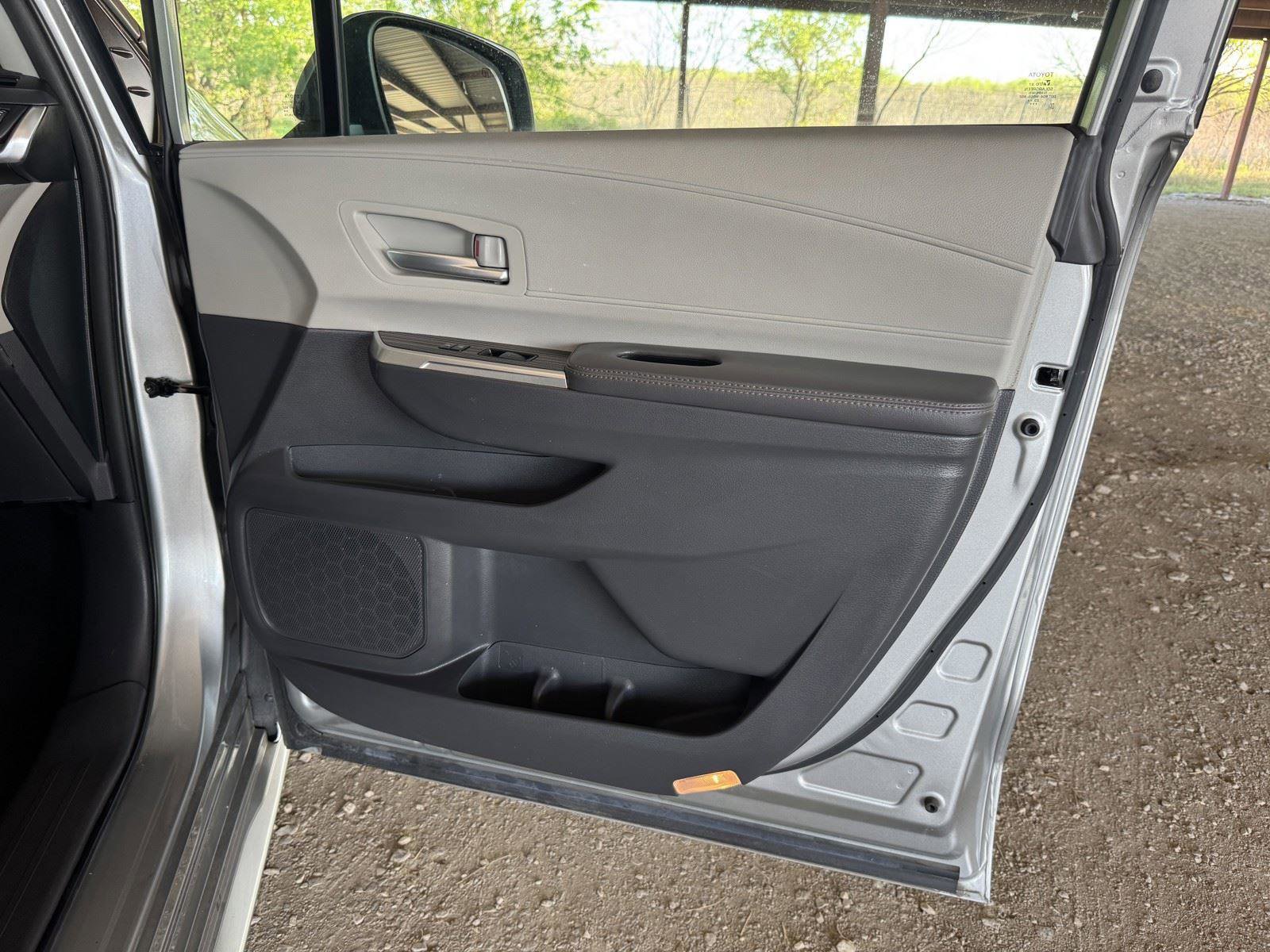 Used 2024 Toyota Sienna XLE FWD image 39