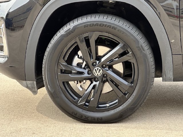 Used 2024 Volkswagen Atlas Cross Sport SEL R-Line AWD/4WD image 9