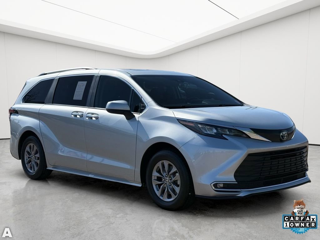 Used 2024 Toyota Sienna XLE FWD image 9