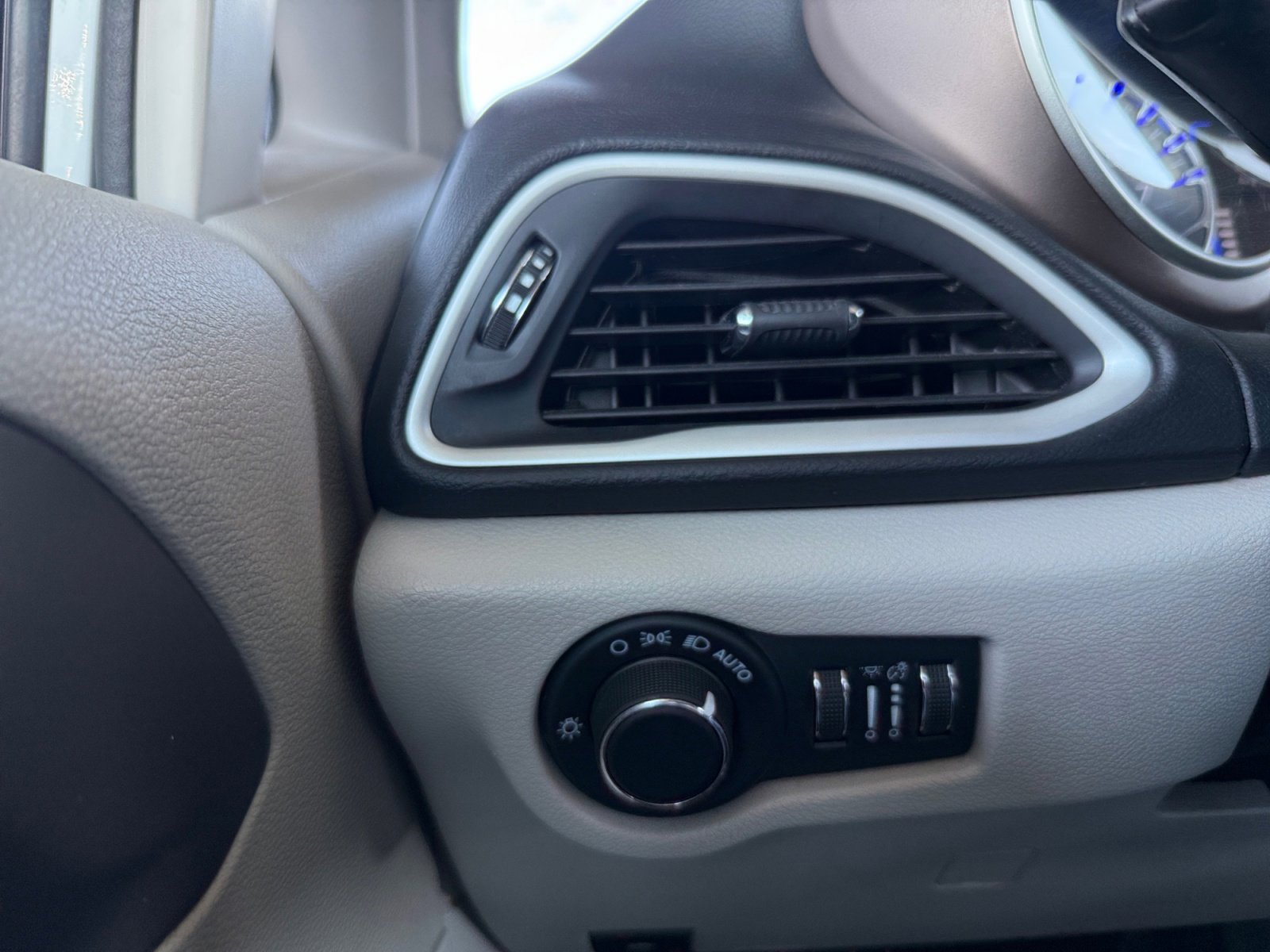 Used 2022 Chrysler Voyager LX FWD image 22