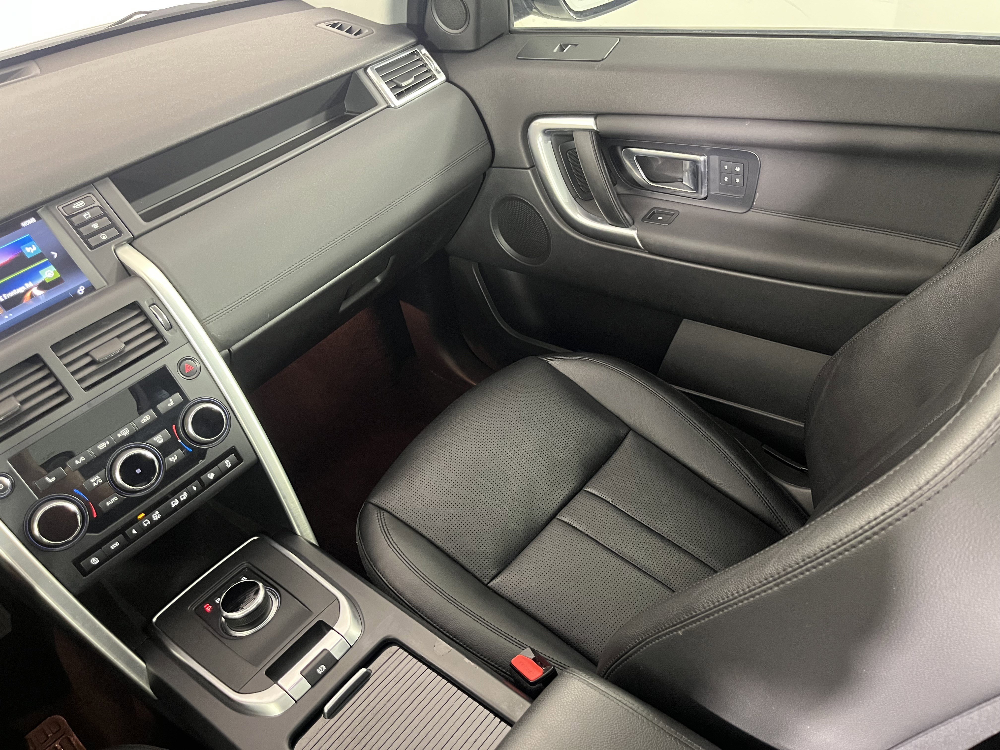 Used 2019 Land Rover Discovery Sport HSE image 11